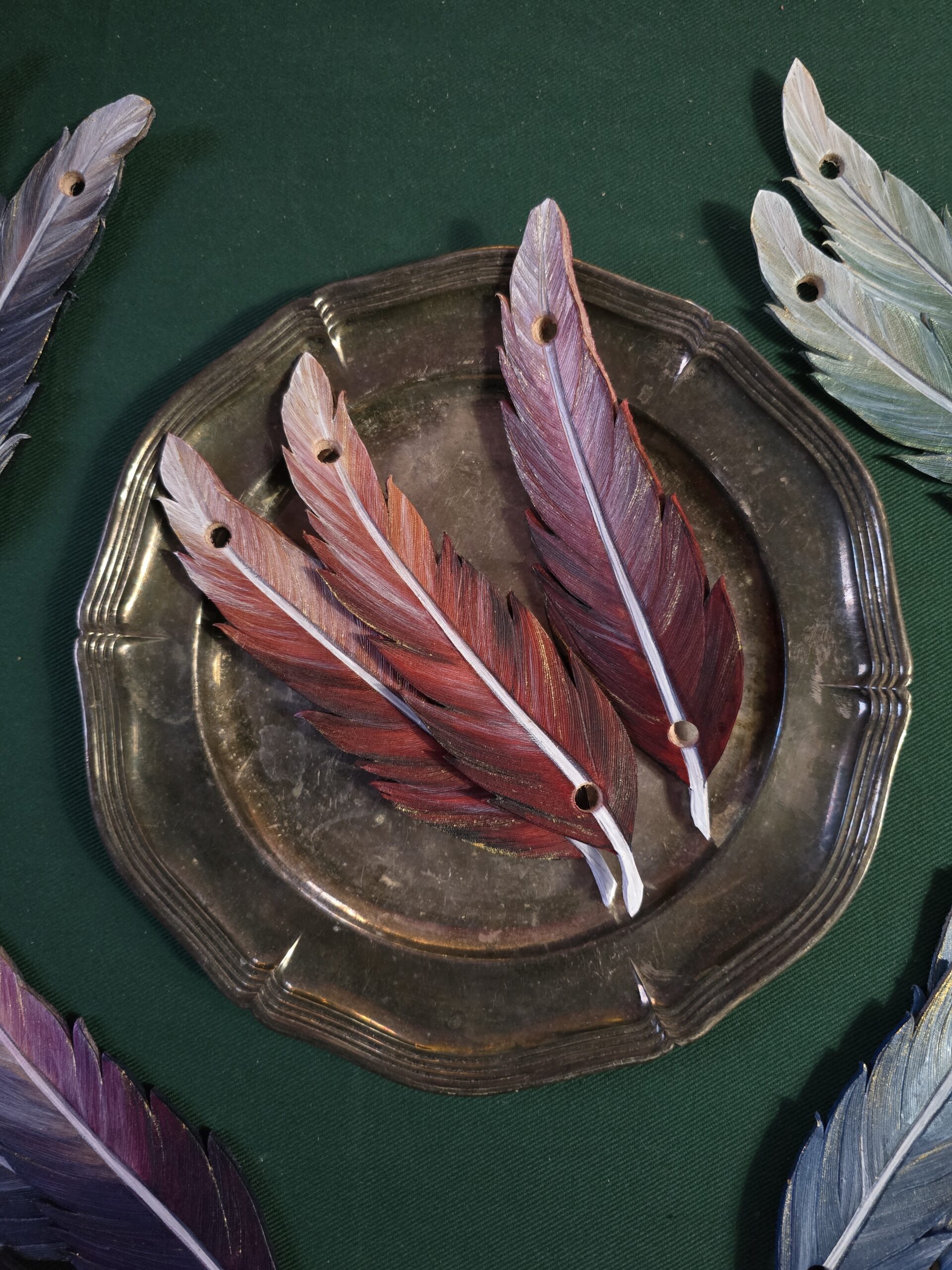 Piórko duże - czerwone - zapięcie na kołek