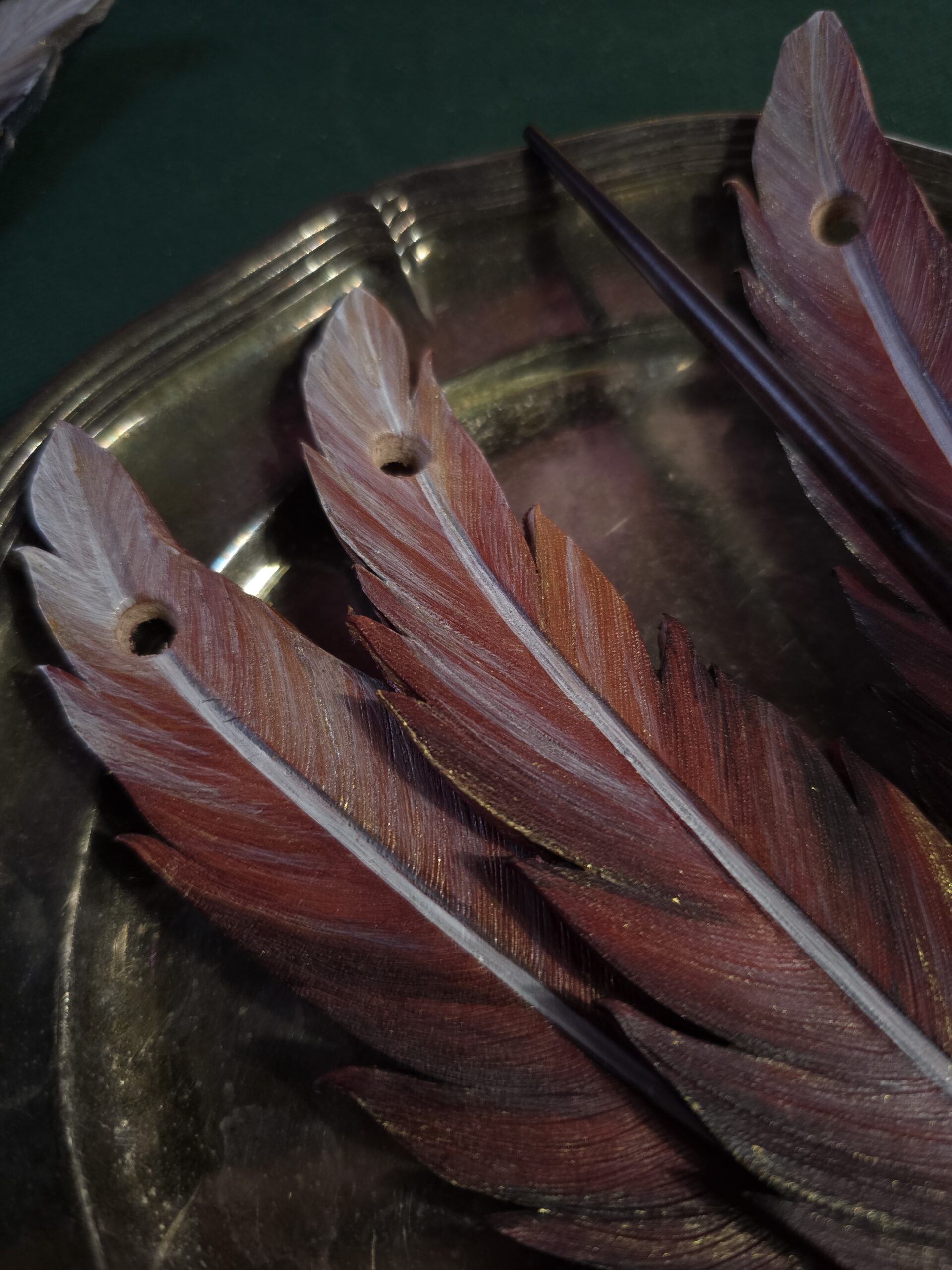 Piórko duże - czerwone - zapięcie na kołek - obrazek 2