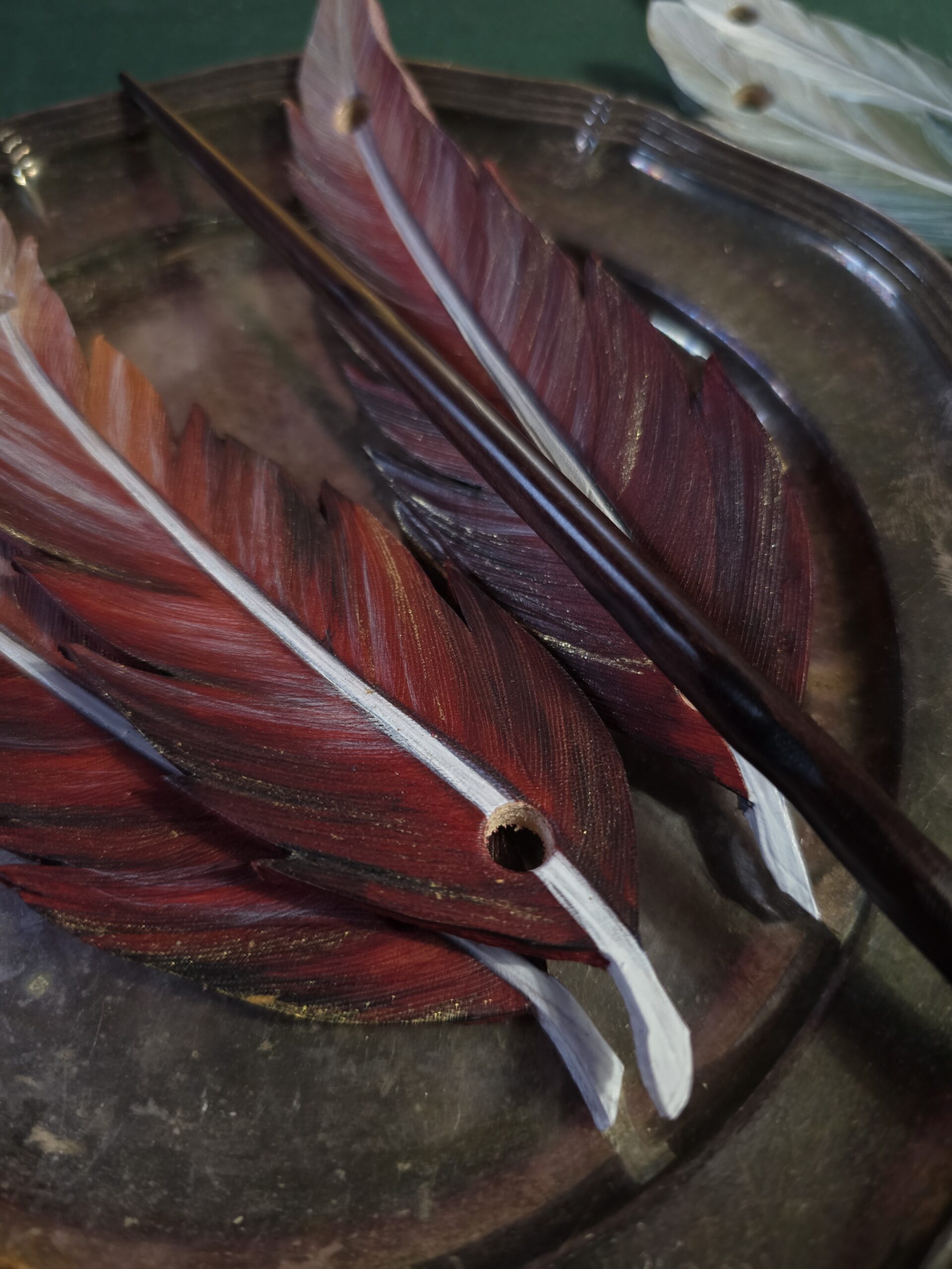 Piórko duże - czerwone - zapięcie na kołek - obrazek 3