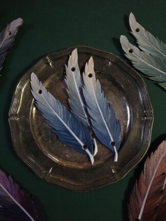 Piórko duże - niebieskie - zapięcie na kołek