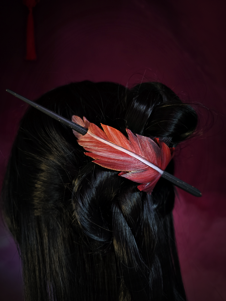 Piórko duże - czerwone - zapięcie na kołek - obrazek 4