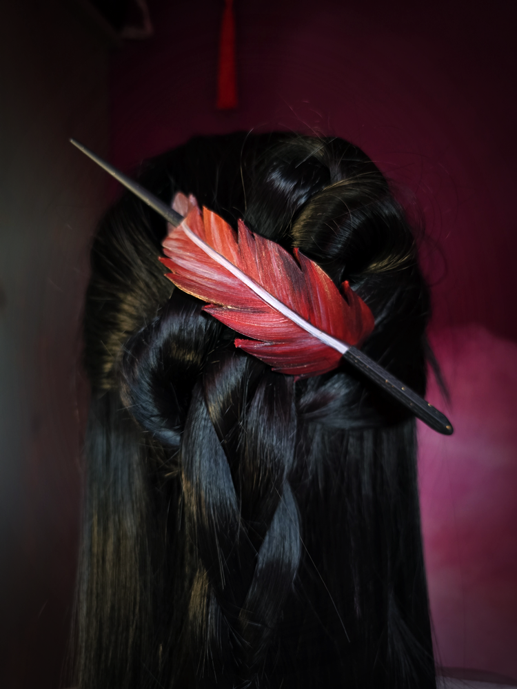 Piórko duże - czerwone - zapięcie na kołek - obrazek 3