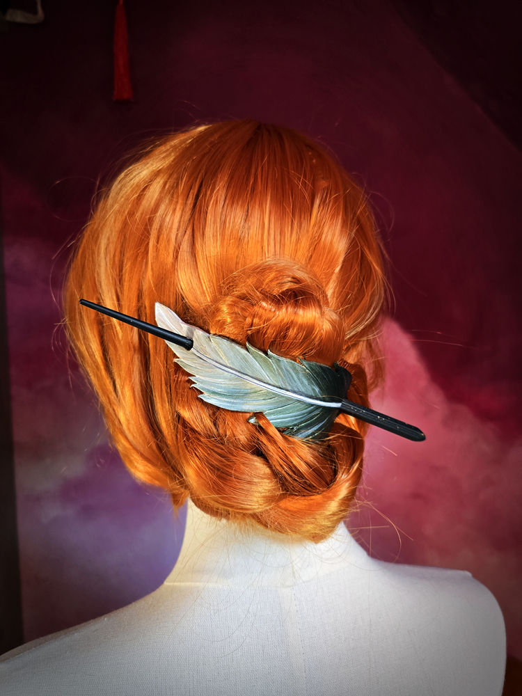 Piórko duże - zielone - zapięcie na kołek - obrazek 3