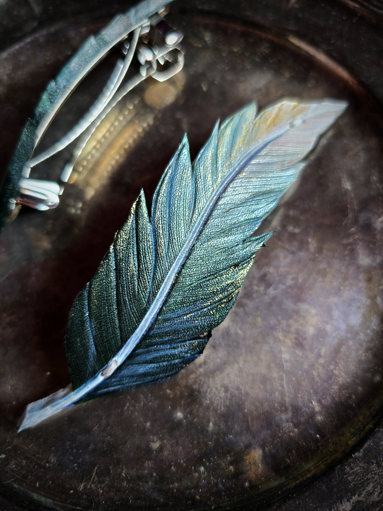 Piórko małe - zielone - zapięcie metalowe - obrazek 2